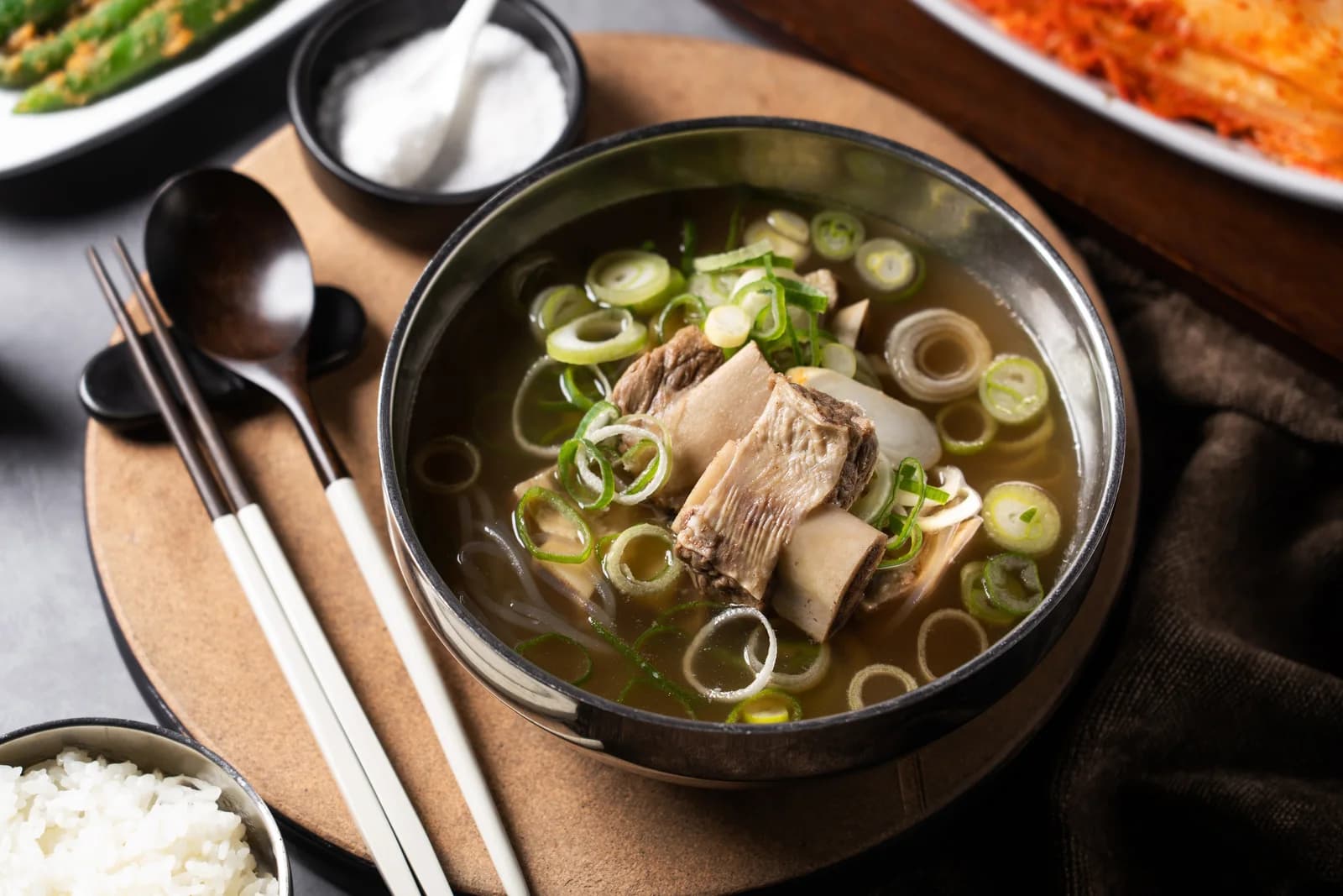 갈비와 대파를 담은 갈비탕 한 그릇