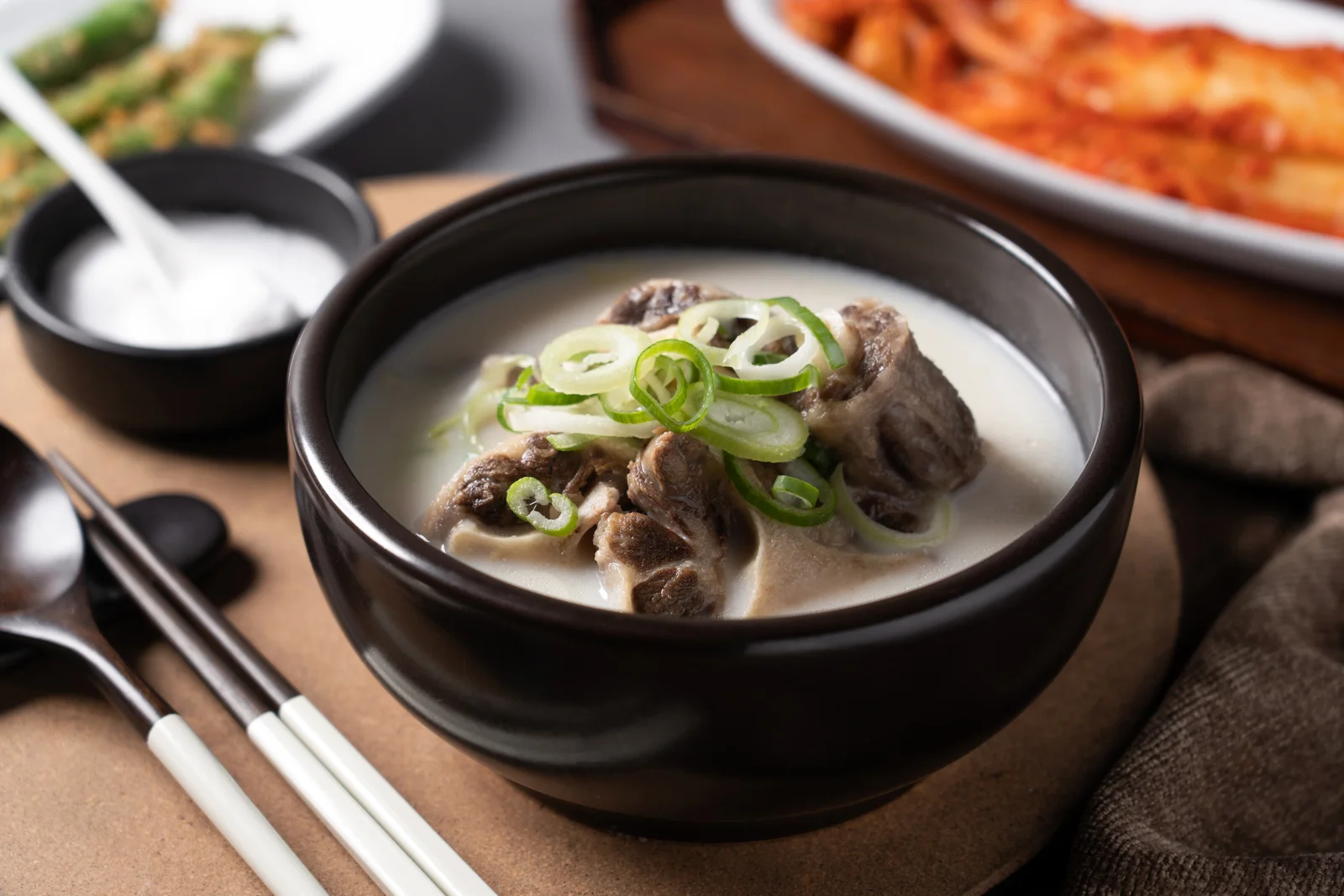 소꼬리와 대파를 담은 꼬리곰탕 한 그릇